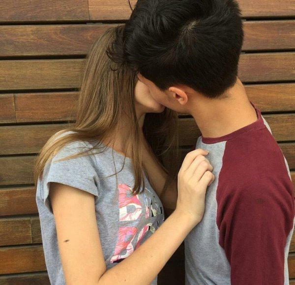 подростковый поцелуй