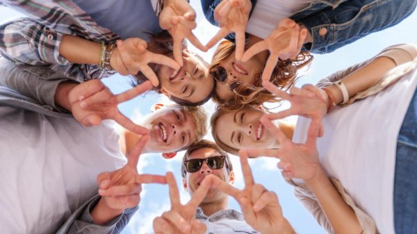 подросток улыбается