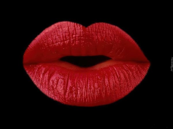 губы алые
