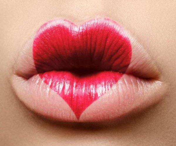 макияж с поцелуями