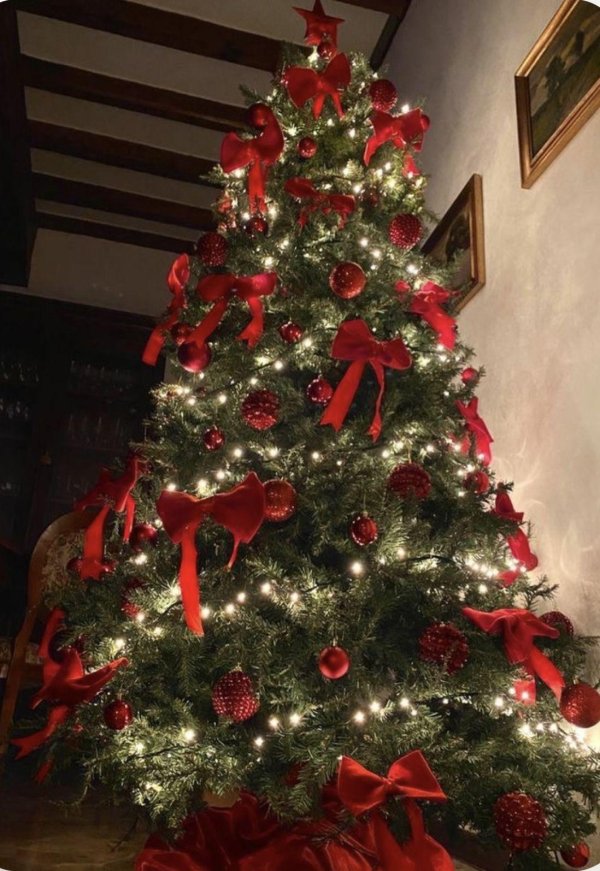 елка красная