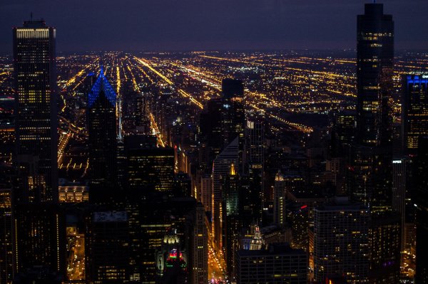 вид на ночные небоскребы