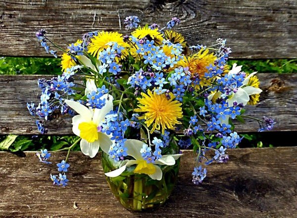 композиция из полевых цветов