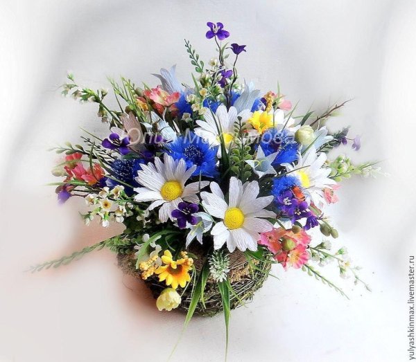 композиция из полевых цветов