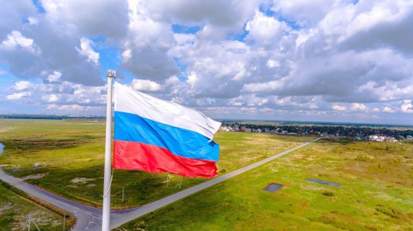 российский флаг на фоне неба