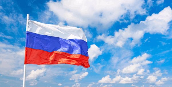 российский флаг на фоне неба