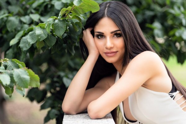 красавицы брюнетки