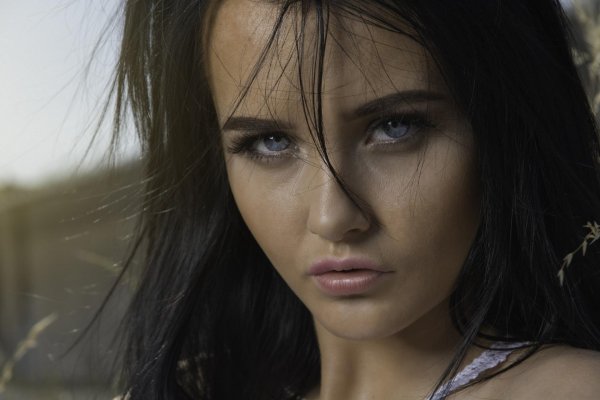 красивая брюнетка