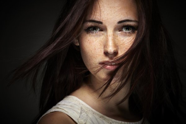 брюнетка с веснушками