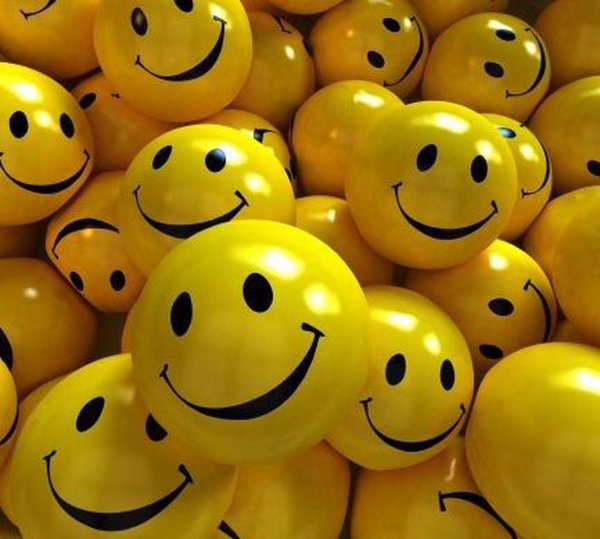 улыбается смайлик