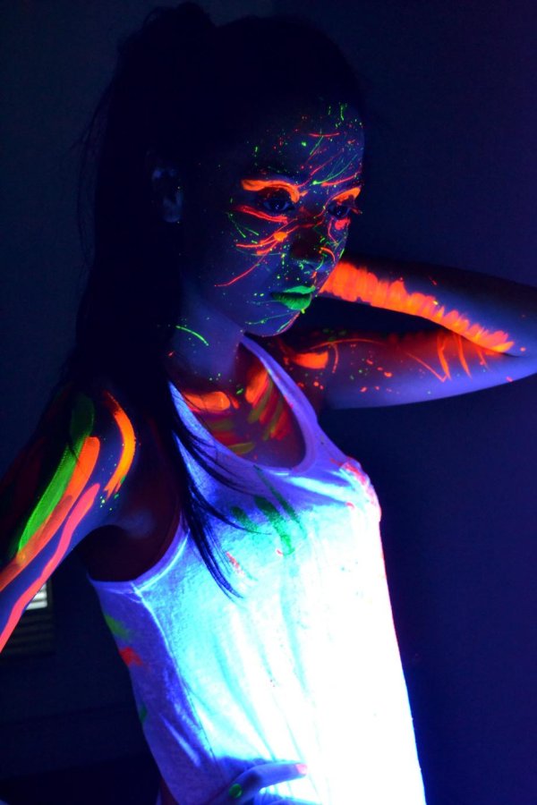 девушка в неоновом свете