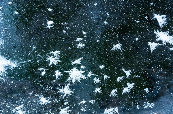 снежинки падают