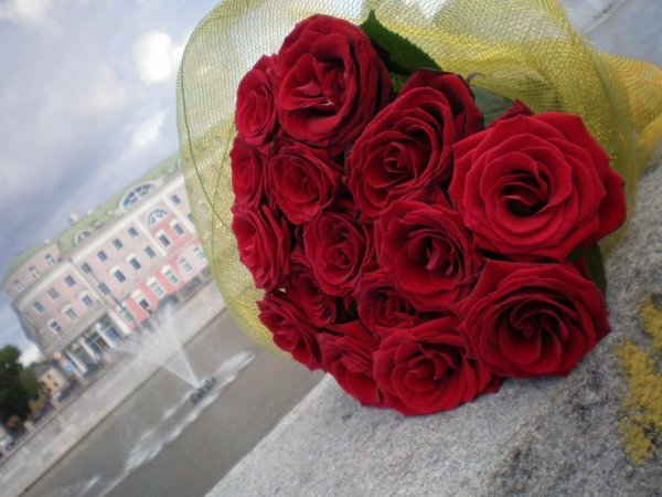 букет с красными розами