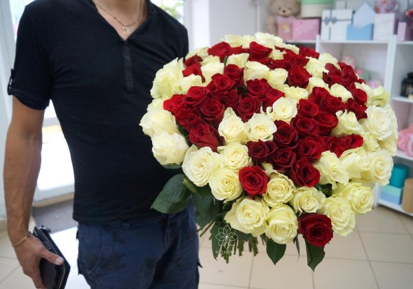 с букетом роз