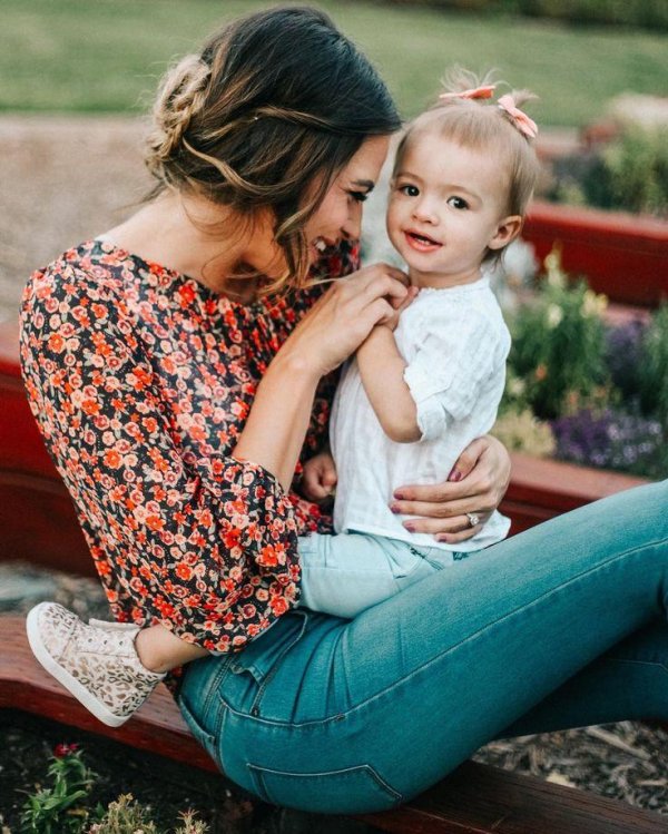 красивая мама с ребенком