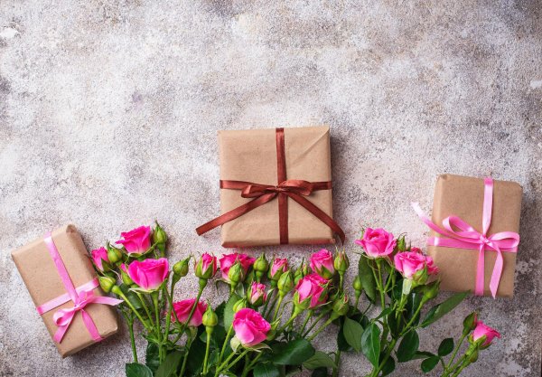 С цветами и подарками