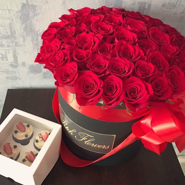 розы в шляпной коробке