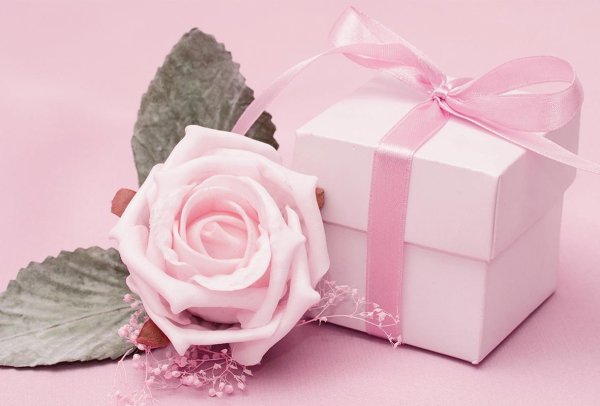 розовые подарки