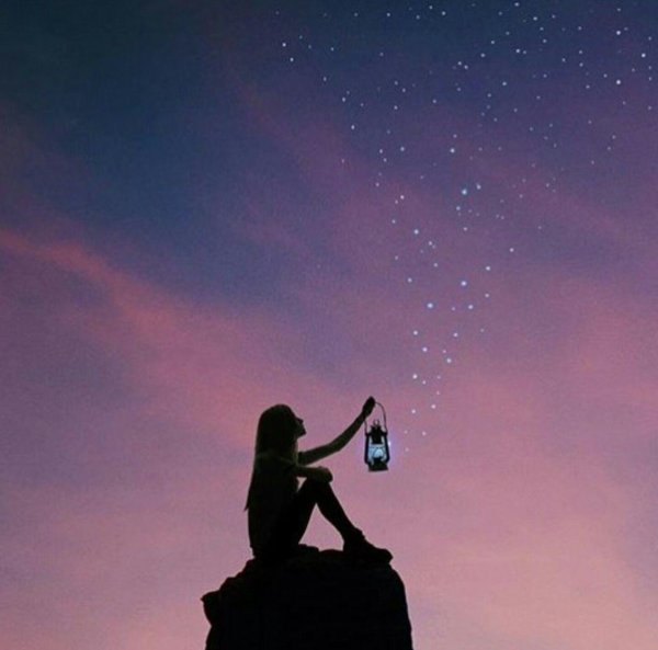 девушка с фонарем