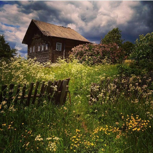 красивый деревенский домик