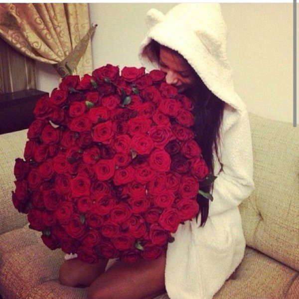 брюнетка с цветами без лица