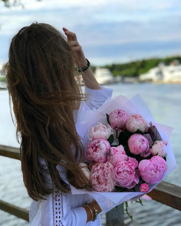 женщина с пионами