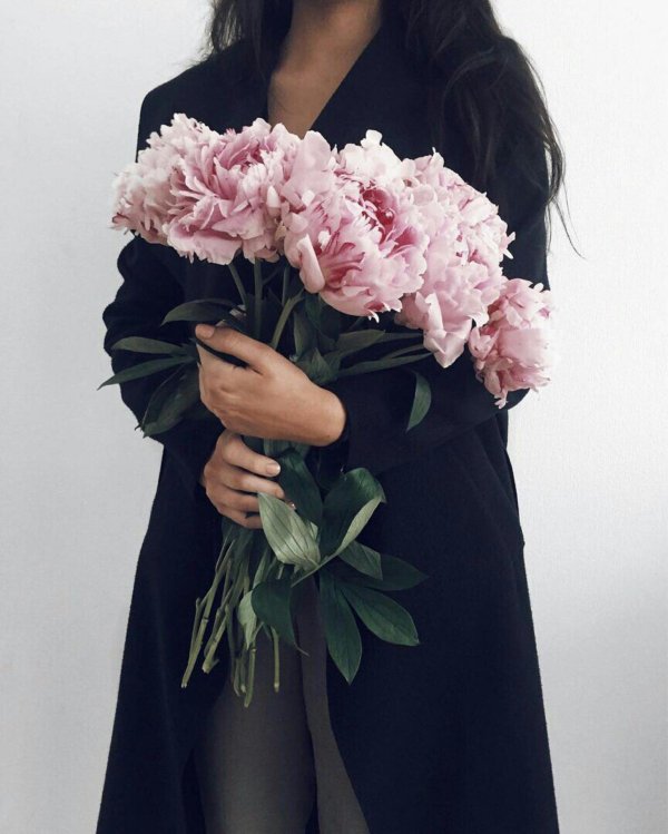 женщина с пионами