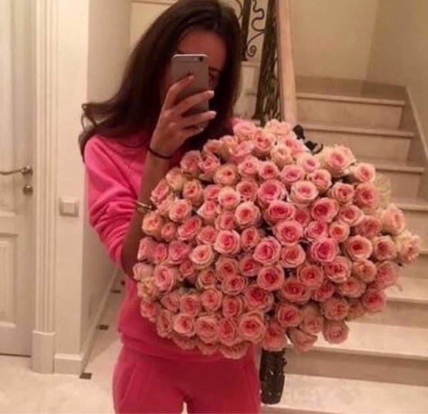 селфи с букетом цветов дома