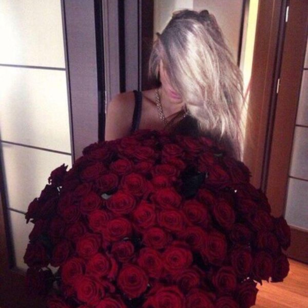 блондинка с розами