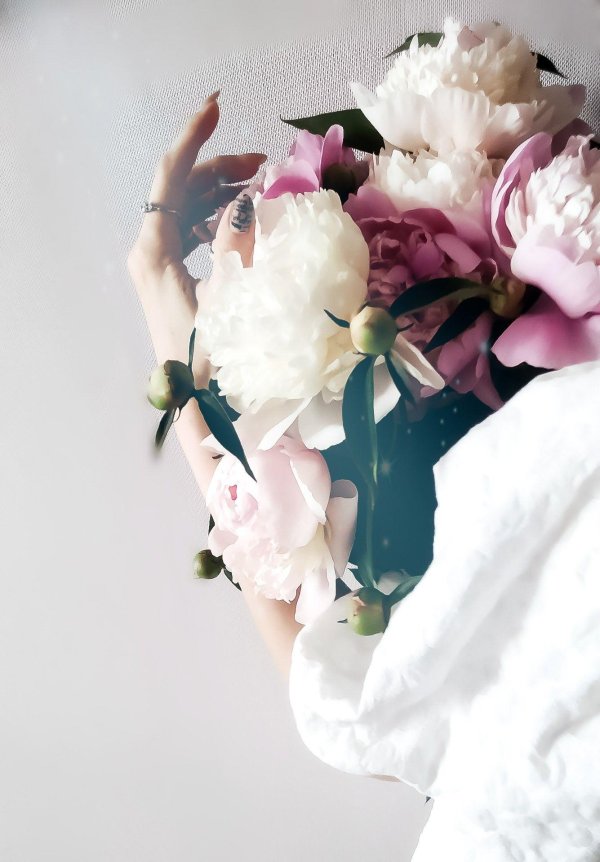 девушка с цветам