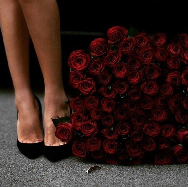 девушка в красных туфлях