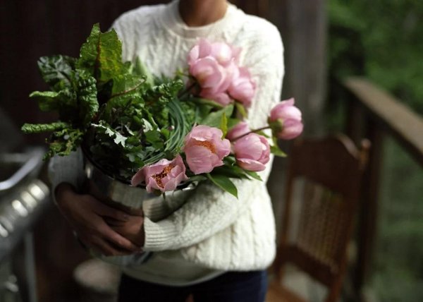 цветы в руках у девушки