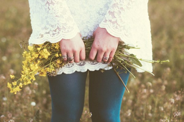 рука с цветами