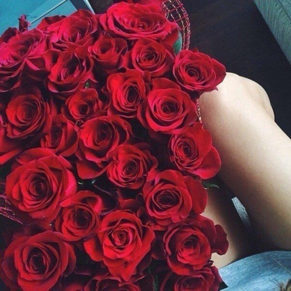 девушка с цветами без лица