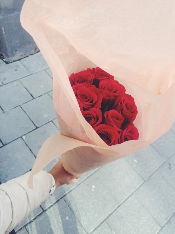 букет алых роз