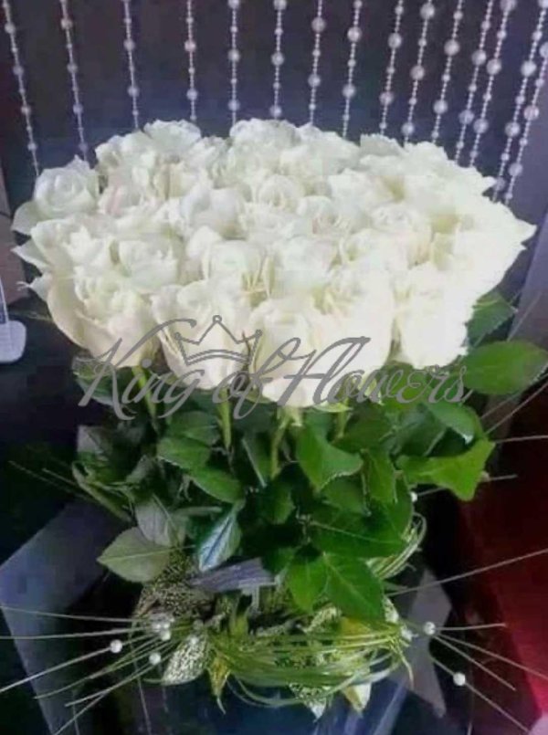 белые голландские розы