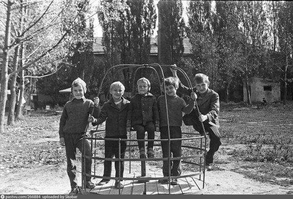 советские дети во дворе