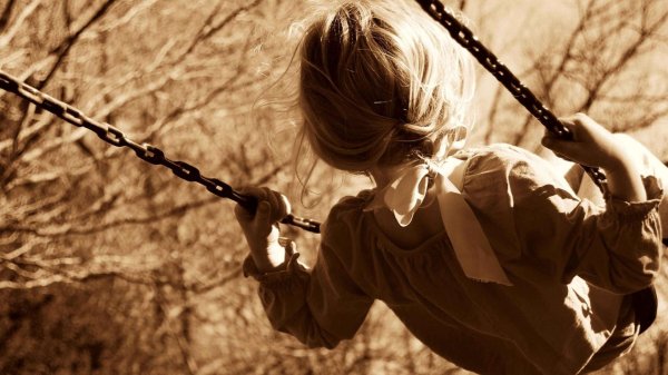 девушка на качели