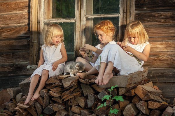 девочка в деревне