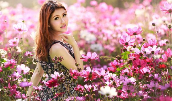 девушка среди цветов