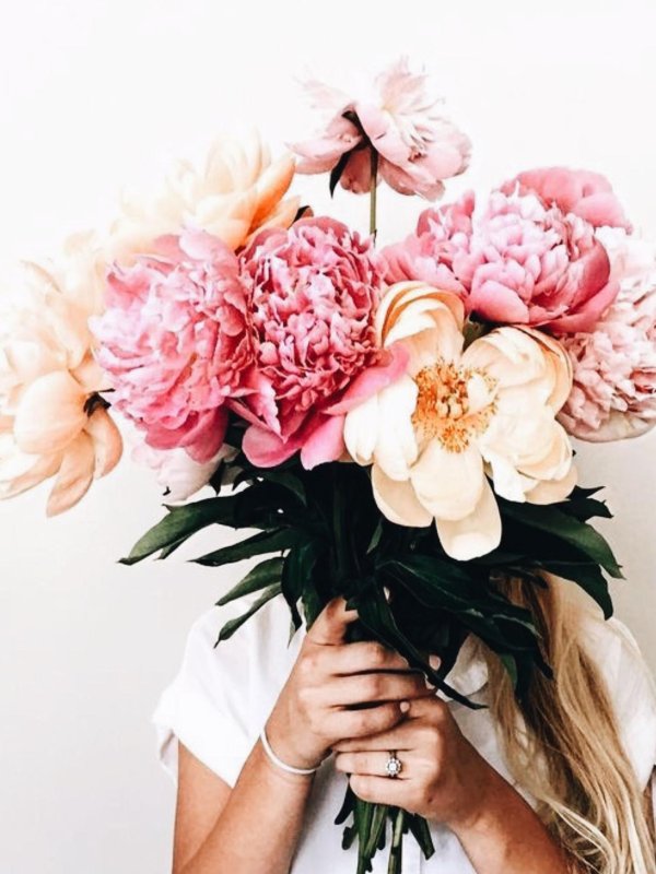 женщина с пионами