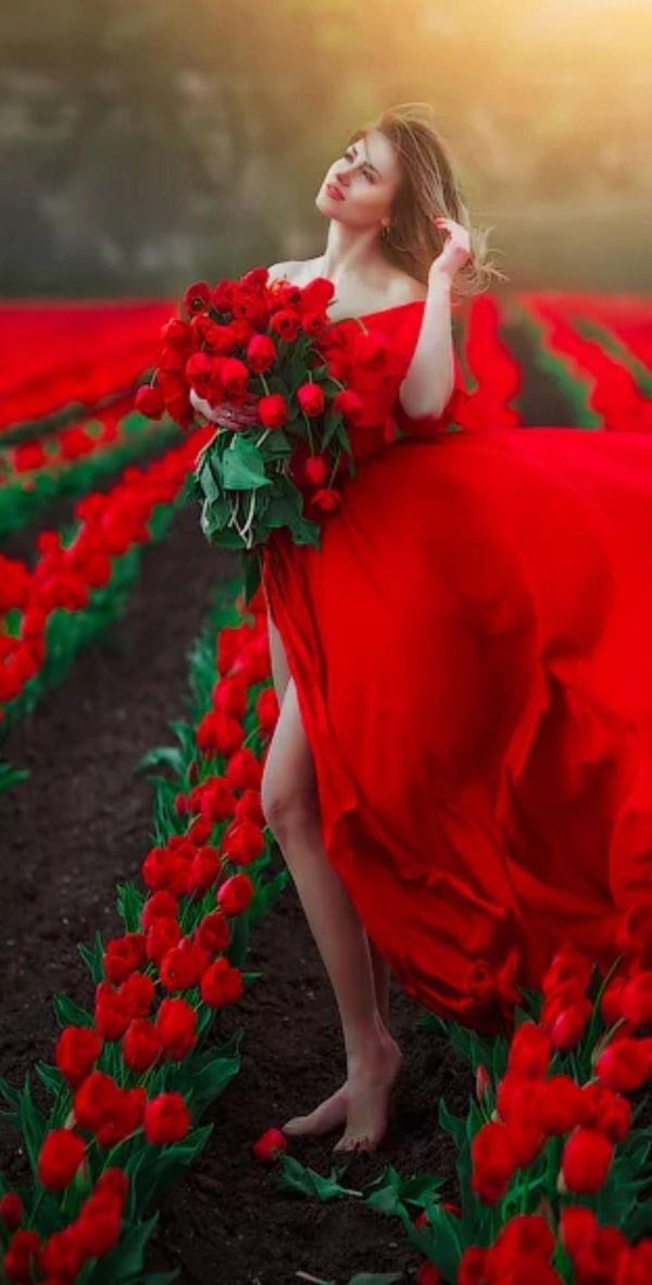 красивые девушки в красном