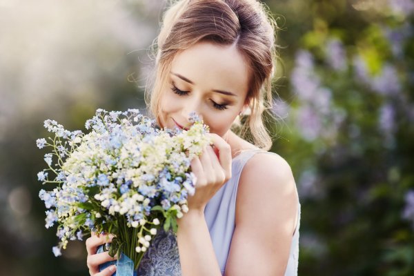 девушка нюхает цветок