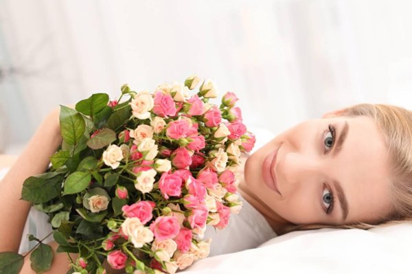 счастливая женщина с цветами