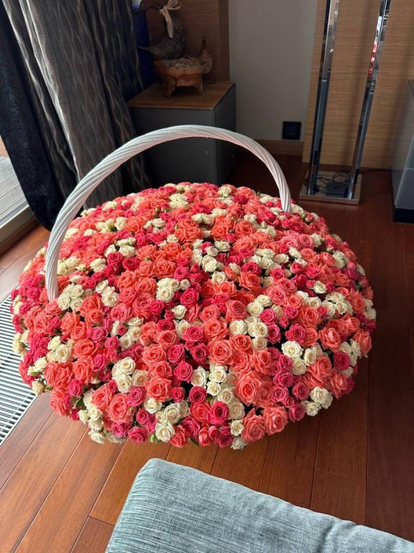 большая корзина роз