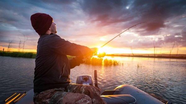 рыбак со спиннингом