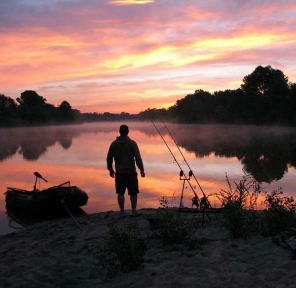 рыбак на берегу реки