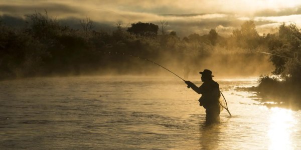 рыбак на реке