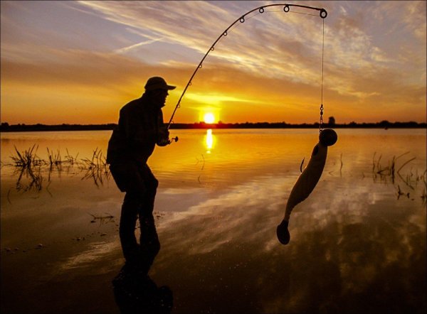 рыбак со спиннингом