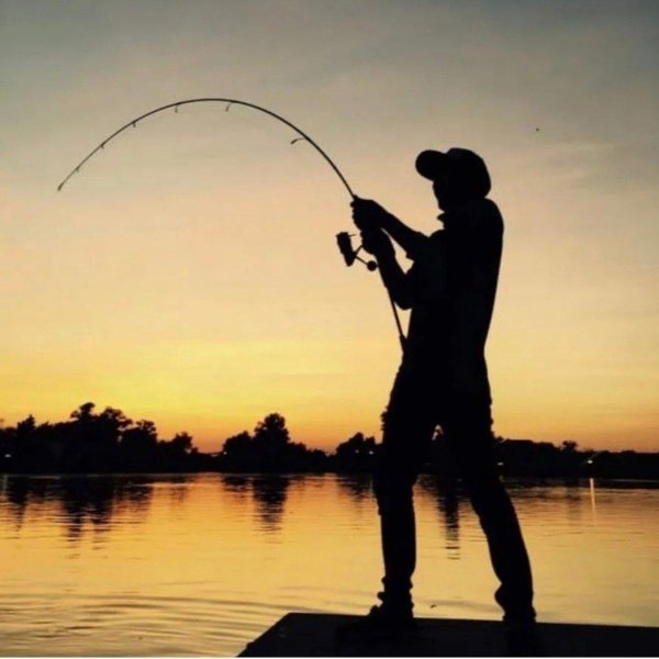 рыбак со спиннингом